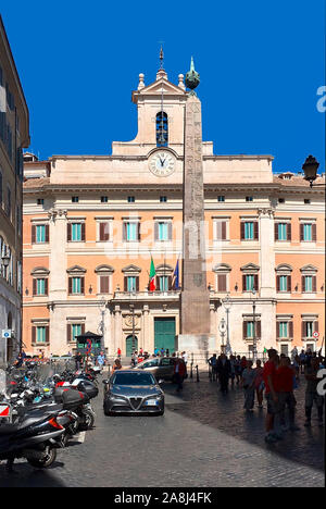 Palazzo Montecitorio à la Piazza Montecitorio avec obélisque égyptien antique à Rome. Siège de la chambre de représentant du parlement italien - Banque D'Images