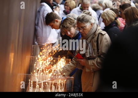 Berlin, Allemagne, 9 novembre 2019. Berlin, Allemagne. 09Th Nov, 2019. Berlin : bougies pour les victimes de la tyrannie communiste au monument à l'occasion des célébrations '30 ans chute du Mur de Berlin" sur la Bernauer Straße, dans le quartier de Mitte. (Photo par Simone Kuhlmey/Pacific Press) Credit : Pacific Press Agency/Alamy Live News Banque D'Images