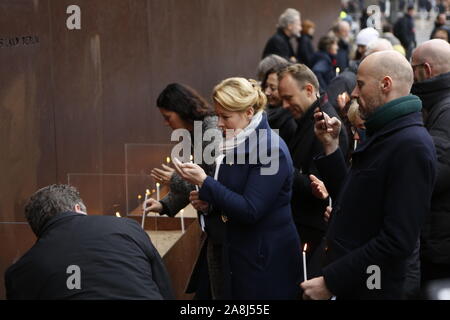 Berlin, Allemagne, 9 novembre 2019. Berlin, Allemagne. 09Th Nov, 2019. Berlin : bougies pour les victimes de la tyrannie communiste au monument à l'occasion des célébrations '30 ans chute du Mur de Berlin" sur la Bernauer Straße, dans le quartier de Mitte. (Photo par Simone Kuhlmey/Pacific Press) Credit : Pacific Press Agency/Alamy Live News Banque D'Images