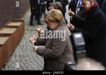 Berlin, Allemagne. Nov 9, 2019. Berlin : La photo montre la Chancelière Angela Merkel avec le Président fédéral Frank-Walter Steinmeier et les chefs d'état des quatre États de Visegrad Pologne, Slovaquie, République tchèque, Hongrie bougies d'éclairage au National Monument à la mémoire des victimes de la tyrannie communiste dans la Bernauer Straße à Berlin Mitte. (Photo par Simone Kuhlmey/Pacific Press) Credit : Pacific Press Agency/Alamy Live News Banque D'Images