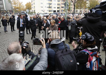 Berlin, Allemagne. Nov 9, 2019. Berlin : La photo montre la Chancelière Angela Merkel avec le Président fédéral Frank-Walter Steinmeier et les chefs d'état des quatre États de Visegrad Pologne, Slovaquie, République tchèque, Hongrie bougies d'éclairage au National Monument à la mémoire des victimes de la tyrannie communiste dans la Bernauer Straße à Berlin Mitte. (Photo par Simone Kuhlmey/Pacific Press) Credit : Pacific Press Agency/Alamy Live News Banque D'Images