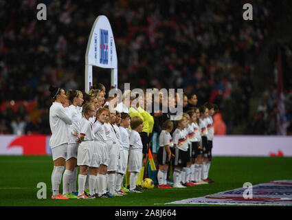 Le stade de Wembley, Londres, Royaume-Uni. Nov 9, 2019. Womens international amical de football, Angleterre Allemagne femmes contre les femmes ; l'Allemagne et l'Angleterre s'alignent pour les hymnes nationaux - usage éditorial : Action Crédit Plus Sport/Alamy Live News Banque D'Images