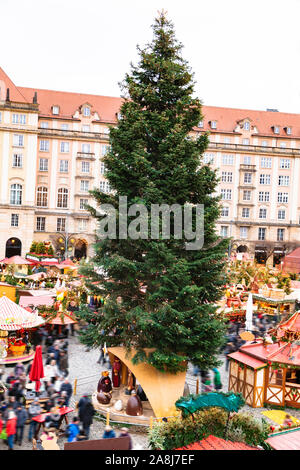 Foule sur le marché de Noël avec grand sapin en Allemagne Banque D'Images