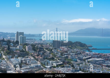 San Francisco, l'Embarcadero avec le Marina District, la colline russe, et le Golden Gate Bridge en arrière-plan, panorama Banque D'Images