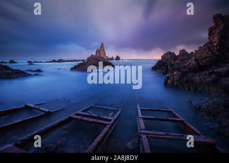 Arrecife de las Sirenas, dans un jour nuageux. Le Cap de Cabo de Gata, Almería, près de l'Espagne. Rails dans l'eau. Longue exposition. Mer Méditerranée. Banque D'Images