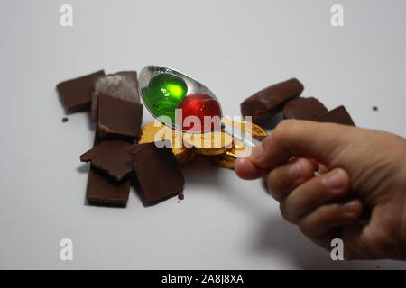 Kids propose de jelly chocolat sur une cuillère Banque D'Images