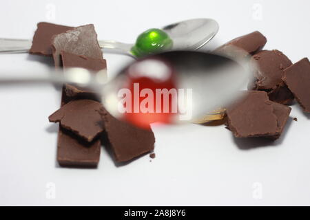 Kids propose de jelly chocolat sur une cuillère Banque D'Images