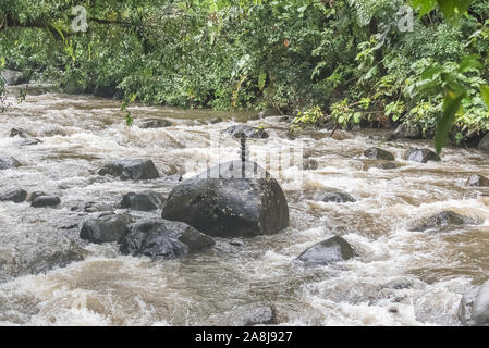 cairn de pierre, empilez sur un rocher dans la rivière Banque D'Images