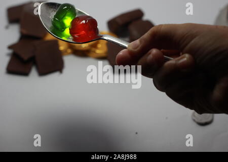 Kids propose de jelly chocolat sur une cuillère Banque D'Images