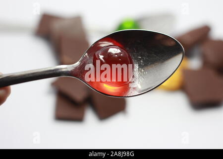 Kids propose de jelly chocolat sur une cuillère Banque D'Images