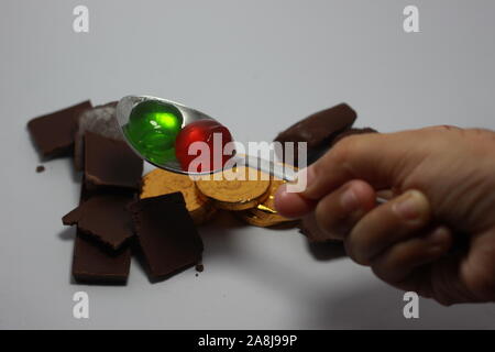 Kids propose de jelly chocolat sur une cuillère Banque D'Images