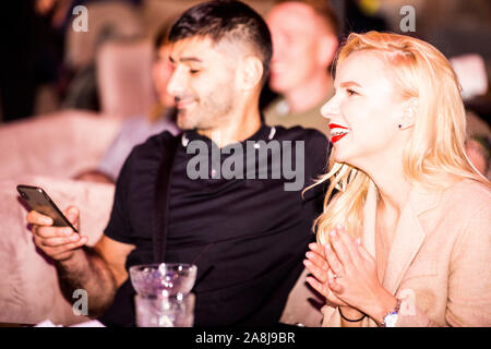 Jeune femme blonde cheveux homme et profiter de cols blancs ligue Boxe Boxe amature fight night au bord du ring dans l'un des clubs de Kiev. Banque D'Images