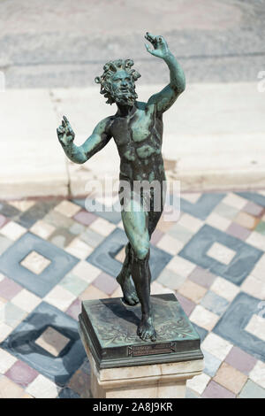 Pompéi. L'Italie. Site archéologique de Pompéi. Casa del Fauno / Maison du Faune, la statuette en bronze d'un dancing faun, après quoi la Chambre est na Banque D'Images