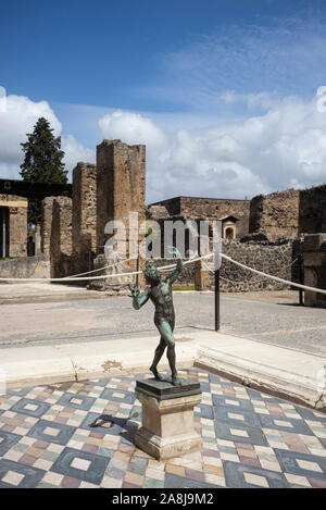 Pompéi. L'Italie. Site archéologique de Pompéi. Casa del Fauno / Maison du Faune, la statuette en bronze d'un dancing faun, après quoi la Chambre est na Banque D'Images