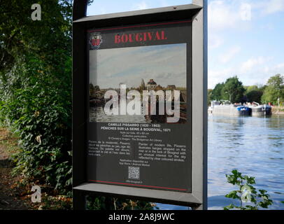 AJAXNETPHOTO. 2019. BOUGIVAL, FRANCE. - Peinture de PISSARRO - PANNEAU D'INFORMATION POUR LA PEINTURE DE L'artiste peintre impressionniste et Camille PISSARRO INTITULÉE "PENICHES SUR LA SEINE UNE BOUGIVAL, 1871', SITUÉ À L'ENDROIT OÙ SUR LES RIVES DE LA SEINE D'OÙ L'ARTISTE A FAIT LA PEINTURE ; UNE PAIRE DE PENICHES FREYCINET PEUT ÊTRE VU AMARRÉ SUR LA RIVE DU FLEUVE PRÈS DE BOUGIVAL SERRURE. photo:JONATHAN EASTLAND/AJAXREF:GX8  655 192609 Banque D'Images