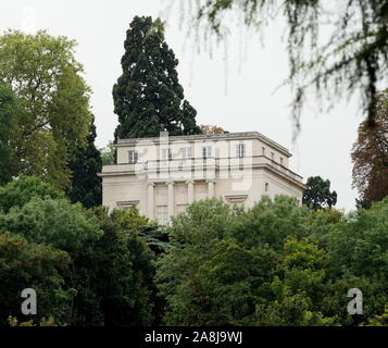 AJAXNETPHOTO. 2019. BOUGIVAL, FRANCE. - LE PAVILLON DE MUSIQUE FONDÉ PAR LA COMTESSE DU BARRY (1743-1793). Donnant SUR LA SEINE DEPUIS LES HAUTEURS DE LOUVECIENNES, LE PAVILLON A ÉTÉ CONÇU PAR CLAUDE-NICOLAS LEDOUX ET COMMANDÉ PAR LOUIS XV pour sa maîtresse la comtesse DU BARRY.PHOTO:JONATHAN EASTLAND/AJAX REF:192609 GX8  584 Banque D'Images