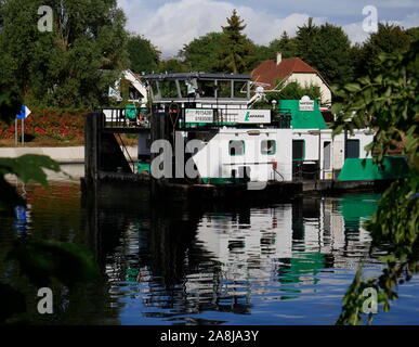 AJAXNETPHOTO. BOUGIVAL, FRANCE. - Route de l'art impressionniste - VUE EN REGARDANT BOUGIVAL SERRURES PRÈS DE L'ENDROIT OÙ L'artiste peintre impressionniste et Camille PISSARRO CRÉÉ UNE ŒUVRE INTITULÉE "PENICHES SUR LA SEINE UNE BOUGIVAL, 1871'. Remorqueur POUSSEUR MODERNE EST SUR LE POINT D'ENTRER DANS LA SERRURE. photo:BOUGIVAL JONATHAN EASTLAND/AJAXREF:GX8  651 192609 Banque D'Images