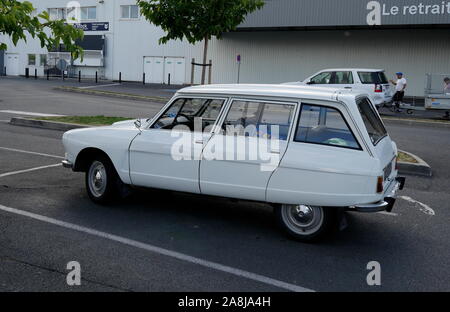 AJAXNETPHOTO. 2019. Périgueux, FRANCE. - RARE CLASSIC - une Citroën Ami 6 BREAK (estate) MODÈLE stationné à l'EXTÉRIEUR DE LA VILLE DANS UN PARC DE VENTE AU DÉTAIL. La Citroën Ami A ÉTÉ FABRIQUÉ EN BERLINE ET BREAK DE 1961 À 1978.Photo:JONATHAN EASTLAND/AJAX REF:190110 GX8  709 Banque D'Images