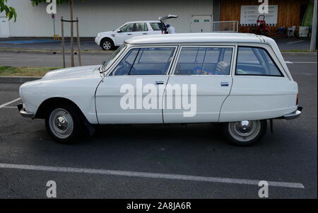 AJAXNETPHOTO. 2019. Périgueux, FRANCE. - RARE CLASSIC - une Citroën Ami 6 BREAK (estate) MODÈLE stationné à l'EXTÉRIEUR DE LA VILLE DANS UN PARC DE VENTE AU DÉTAIL. La Citroën Ami A ÉTÉ FABRIQUÉ EN BERLINE ET BREAK DE 1961 À 1978.Photo:JONATHAN EASTLAND/AJAX REF:190110 GX8  710 Banque D'Images