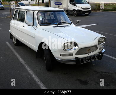 AJAXNETPHOTO. 2019. Périgueux, FRANCE. - RARE CLASSIC - une Citroën Ami 6 BREAK (estate) MODÈLE stationné à l'EXTÉRIEUR DE LA VILLE DANS UN PARC DE VENTE AU DÉTAIL. La Citroën Ami A ÉTÉ FABRIQUÉ EN BERLINE ET BREAK DE 1961 À 1978.Photo:JONATHAN EASTLAND/AJAX REF:190110 GX8  711 Banque D'Images