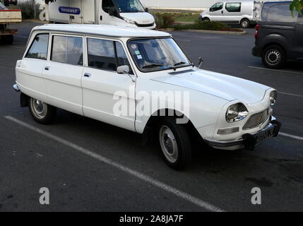 AJAXNETPHOTO. 2019. Périgueux, FRANCE. - RARE CLASSIC - une Citroën Ami 6 BREAK (estate) MODÈLE stationné à l'EXTÉRIEUR DE LA VILLE DANS UN PARC DE VENTE AU DÉTAIL. La Citroën Ami A ÉTÉ FABRIQUÉ EN BERLINE ET BREAK DE 1961 À 1978.Photo:JONATHAN EASTLAND/AJAX REF:190110 GX8  712 Banque D'Images