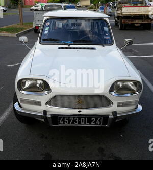 AJAXNETPHOTO. 2019. Périgueux, FRANCE. - RARE CLASSIC - une Citroën Ami 6 BREAK (estate) MODÈLE stationné à l'EXTÉRIEUR DE LA VILLE DANS UN PARC DE VENTE AU DÉTAIL. La Citroën Ami A ÉTÉ FABRIQUÉ EN BERLINE ET BREAK DE 1961 À 1978.Photo:JONATHAN EASTLAND/AJAX REF:190110 GX8  714 Banque D'Images