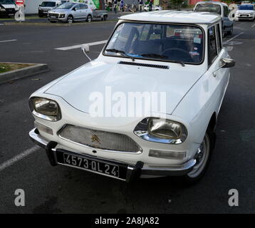 AJAXNETPHOTO. 2019. Périgueux, FRANCE. - RARE CLASSIC - une Citroën Ami 6 BREAK (estate) MODÈLE stationné à l'EXTÉRIEUR DE LA VILLE DANS UN PARC DE VENTE AU DÉTAIL. La Citroën Ami A ÉTÉ FABRIQUÉ EN BERLINE ET BREAK DE 1961 À 1978.Photo:JONATHAN EASTLAND/AJAX REF:190110 GX8  715 Banque D'Images