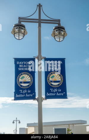 Municipal City Welcome Sign Pour Daytona Beach Shores sur Atlantic Avenue Daytona Beach en Floride Banque D'Images