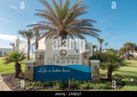 Municipal City Welcome Sign Pour Daytona Beach Shores sur Atlantic Avenue Daytona Beach en Floride Banque D'Images