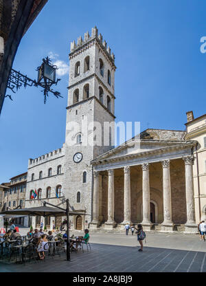 Palazzo del Capitano del Popolo avec 47 mètres de Torre del Popolo et le Temple de la Minerva à Piazza del Comune à Assise, Ombrie, Italie Banque D'Images