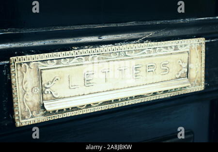 Fente de boîte aux lettres en laiton ancienne porte peinte, close-up, tonique libre Banque D'Images