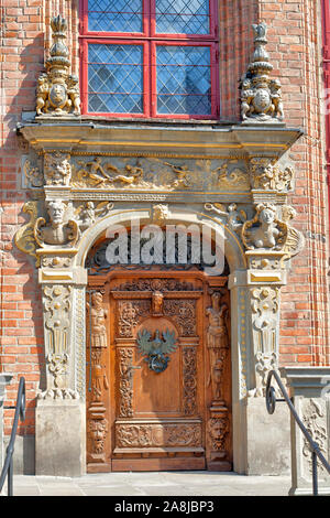 Porte en bois richement décoré et entamblature d'un des bâtiments historiques de la vieille ville de Gdansk, Pologne Banque D'Images