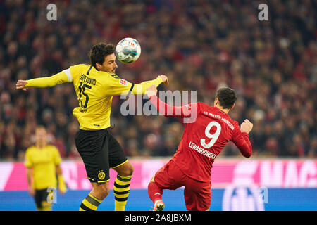 FC Bayern Munich - Football Dortmund, Munich le 9 novembre 2019. Mats HUMMELS, BVB 15 concurrence pour la balle, s'attaquer, duel, l'en-tête, zweikampf, action, lutte contre Robert Lewandowski, FCB 9 FC BAYERN MUNICH - Borussia Dortmund - DFL RÈGLEMENT INTERDIT TOUTE UTILISATION DES PHOTOGRAPHIES comme des séquences d'images et/ou quasi-vidéo - 1.ligue de soccer allemand , Munich, novembre 09, 2019, 11 ème journée de la saison 2019/2020, FCB, München © Peter Schatz / Alamy Live News Banque D'Images