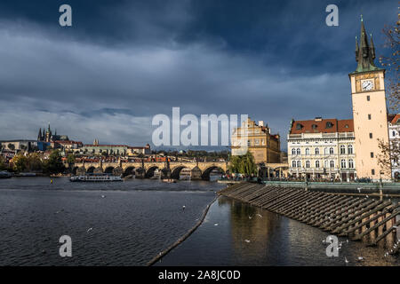 Le Pont Charles sur la Moldavie et la rivière Château Hradcany à Prague en République Tchèque Banque D'Images