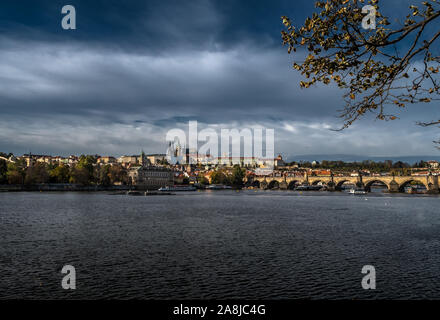 Le Pont Charles sur la Moldavie et la rivière Château Hradcany à Prague en République Tchèque Banque D'Images