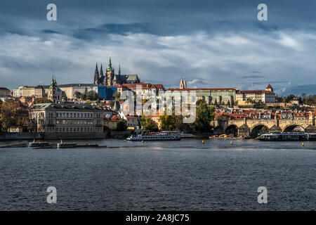 Le Pont Charles sur la Moldavie et la rivière Château Hradcany à Prague en République Tchèque Banque D'Images