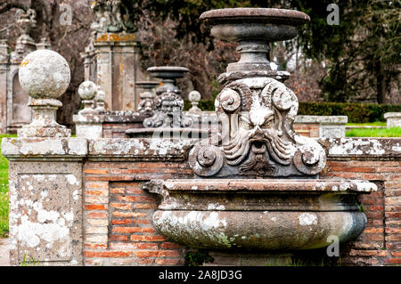 Fontaines de jardin du Palais Farnèse à Caprarola situé dans la province de Viterbe dans la région Latium, en Italie. Il est l'un des meilleurs exemples d'un style maniériste Banque D'Images