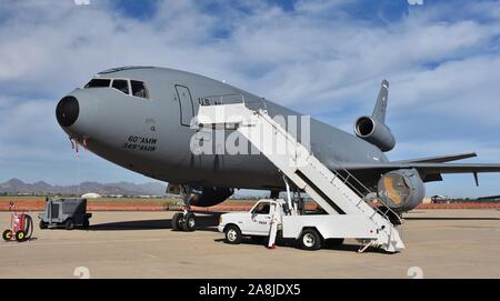 Tucson, AZ, USA - Le 23 mars 2019 : UN U.S. Air Force de ravitaillement KC-10 Extender sur la piste à la base aérienne Davis-Monthan Air Force Base. Banque D'Images