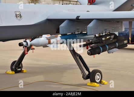 Tucson, AZ, USA - Le 23 mars 2019 : un missile Hellfire AGM-114 et une bombe guidée laser GBU-12, monté sur un drone MQ-9 Reaper. Banque D'Images