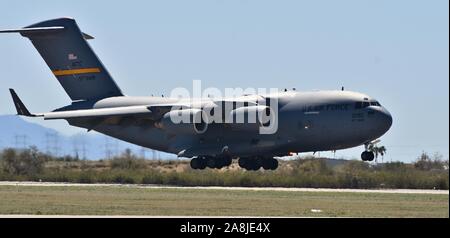 Tucson, AZ, USA - Le 23 mars 2019 : UN U.S. Air Force C-17 Globemaster III de cargo volant à la base aérienne Davis-Monthan Air Force Base. Banque D'Images