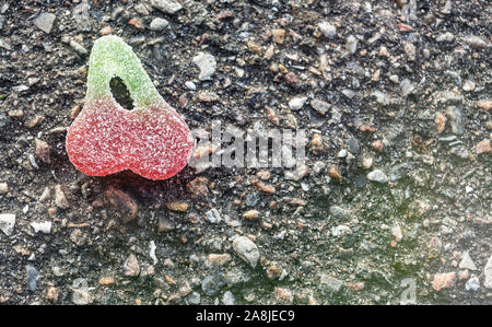 Jelly Candy cherry sur route sombre close up Banque D'Images