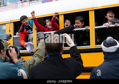 Washington, DC, USA. Nov 8, 2019. Washington DC, USA. 9 Novembre 8, 2019.Les enfants regardent le militant politique et l'actrice Jane Fonda, rejoint par Ben Cohen et Jerry Greenfield de Ben et Jerry se Glace, participe à un climat de mars la colline du Capitole à la Maison Blanche à Washington, DC, États-Unis, le vendredi, Novembre 8, 2019. Les militants ont marché pour attirer l'attention sur la nécessité de s'attaquer au changement climatique. Credit : Stefani Reynolds/CNP Crédit dans le monde entier | conditions : dpa/Alamy Live News Banque D'Images