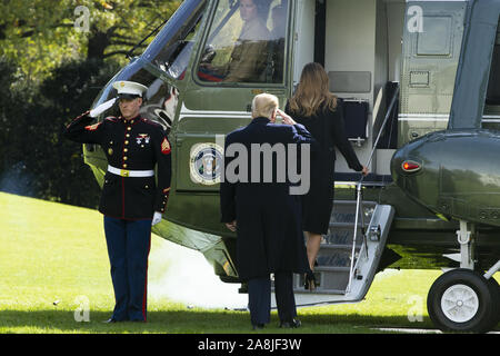 Washington, District de Columbia, Etats-Unis. Nov 9, 2019. Le président américain, Donald J. Trump (bas) R et de la Première Dame Melania Trump (R) Retour Un Marine conseil sur la pelouse Sud de la Maison Blanche, à Washington, DC, USA, 09 novembre 2019. Le Président et la Première Dame va à un National Collegiate Athletic Association (NCAA) match de football entre l'Alabama et de la Louisiana State University à Tuscaloosa, Alabama ; puis ils resteront dans la ville de New York par l'entremise d'Anciens Combattants Jour Crédit : Michael Reynolds/CNP/ZUMA/Alamy Fil Live News Banque D'Images