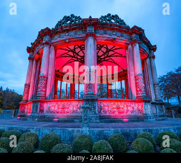 Orangerie victorienne ruiné allumé en rouge pour l'appel de pavot écossais, Dalkeith Country Park, Midlothian, Ecosse, Royaume-Uni Banque D'Images