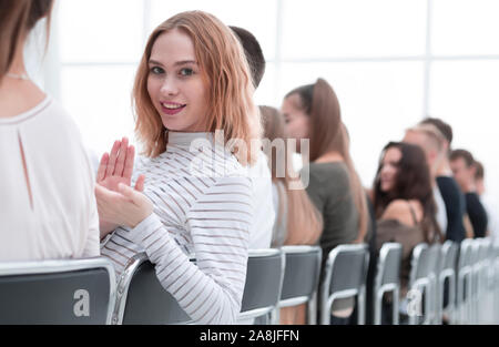 Close up. Jeune femme assise dans une rangée avec ses associés. Banque D'Images