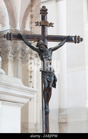 Statue de Jésus Christ sur une croix à l'intérieur d'une église, représentant la crucifixion Banque D'Images
