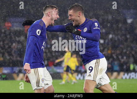 Leicester City's James Maddison (à gauche) célèbre marquant son deuxième but de côtés du jeu avec son coéquipier Jamie Vardy au cours de la Premier League match à la King Power Stadium, Leicester. Banque D'Images