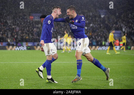 Leicester City's James Maddison (à gauche) célèbre marquant son deuxième but de côtés du jeu avec son coéquipier Jamie Vardy au cours de la Premier League match à la King Power Stadium, Leicester. Banque D'Images