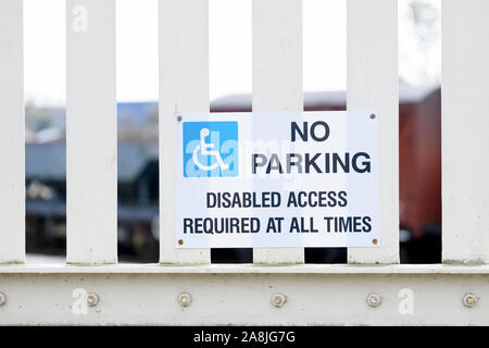 Accès handicapés parking aucun signe sur la propriété privée Banque D'Images