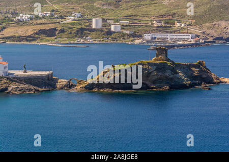 Chora et son château d'Andros à partir de la distance sur une belle journée, Cyclades, Grèce Banque D'Images